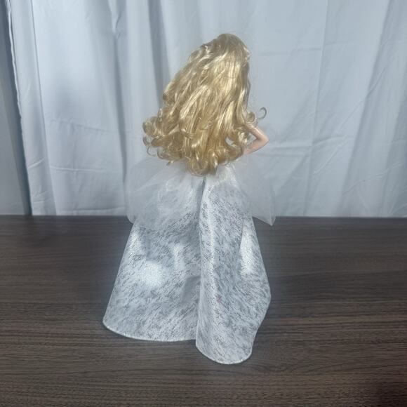 Barbie Collector Doll with metallic bodice & white tulle skirt. glam fashion - Picture 3 of 5